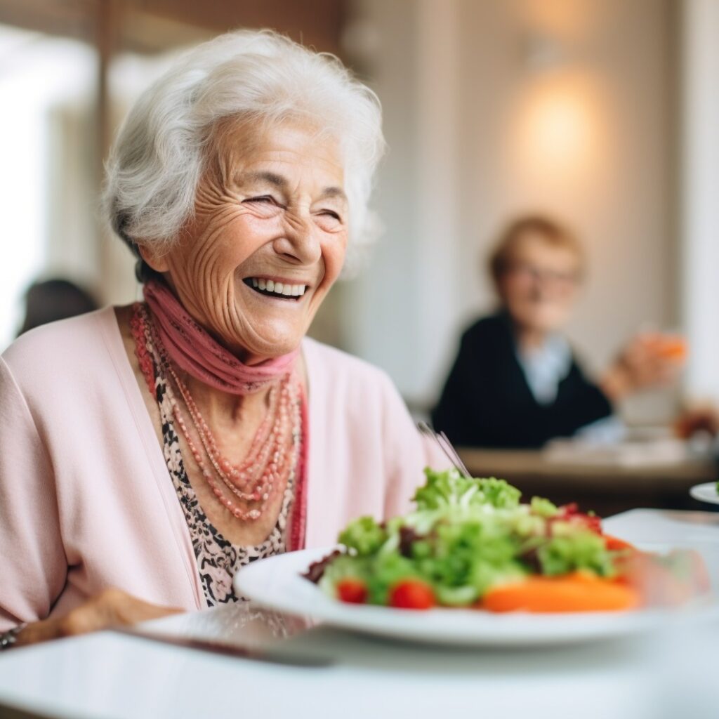 Eine ältere Dame genießt ihren Salat in einem Restaurant.
